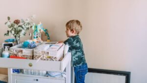 Baby wehrt sich beim Wickeln: Was wirklich hilft