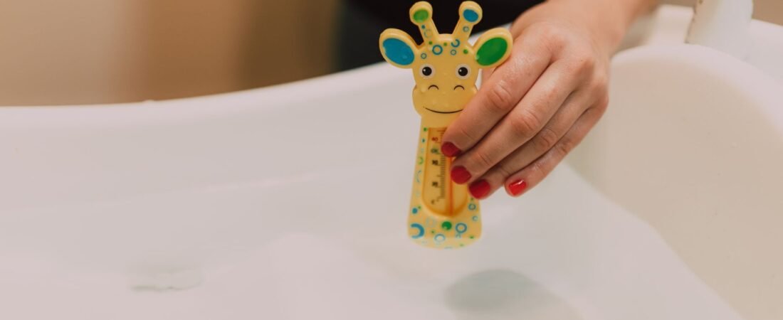 Babybadewanne oder Badeeimer? Vergleich mit Sicherheitstipps