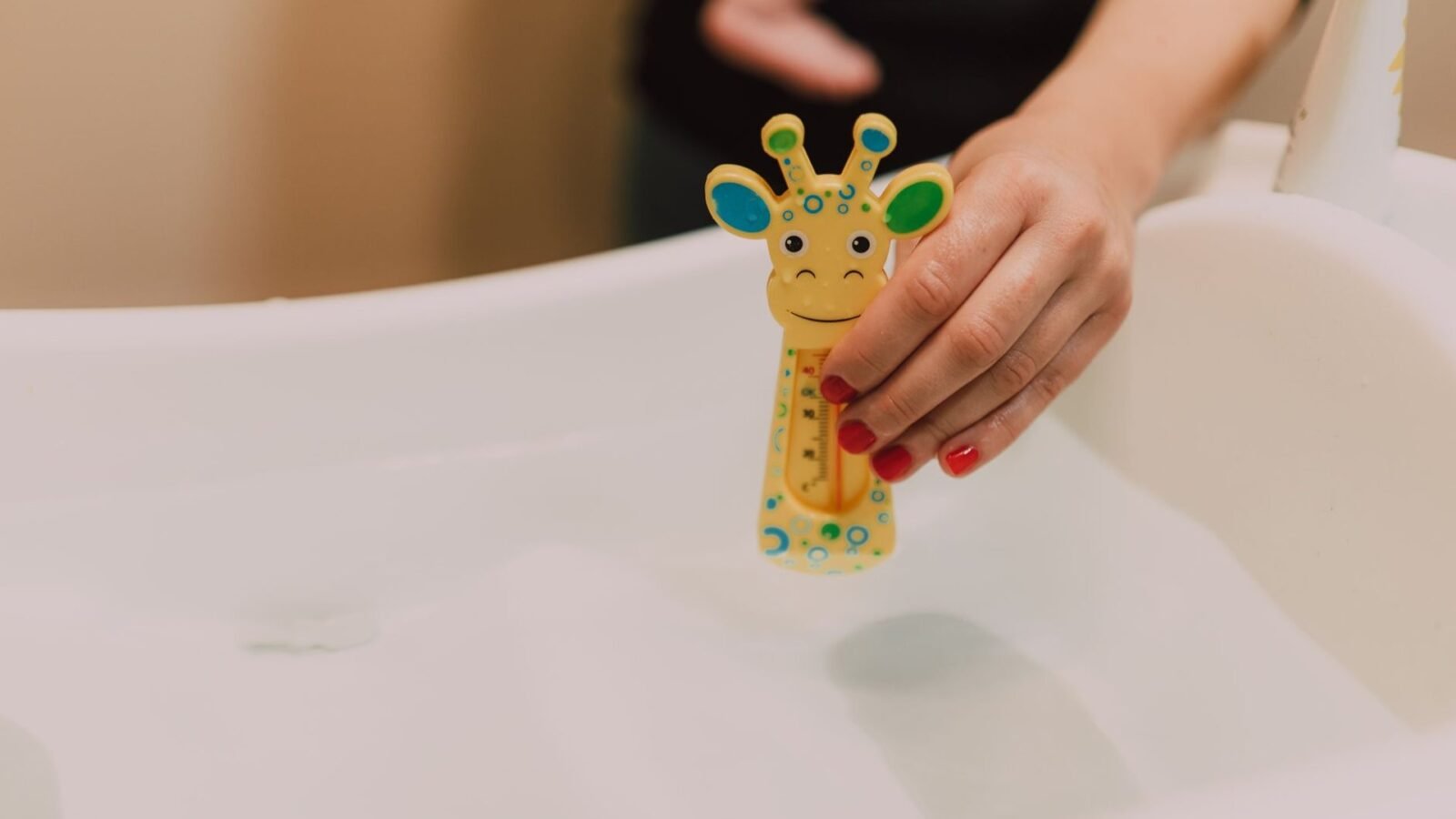 Babybadewanne oder Badeeimer? Vergleich mit Sicherheitstipps