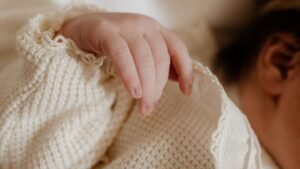 Babyhaut pflegen: Creme, Öl oder lieber gar nichts?