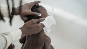 Feuchttücher oder Waschlappen: Was ist besser für Babyhaut?