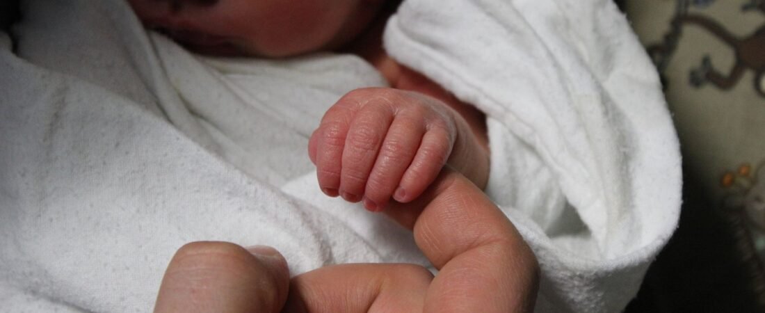 Fingernägel schneiden beim Baby: Werkzeug und Anleitung