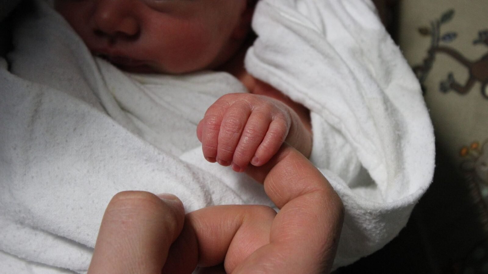 Fingernägel schneiden beim Baby: Werkzeug und Anleitung