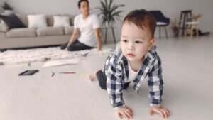 Meilensteine im ersten Lebensjahr: Was wann normal ist