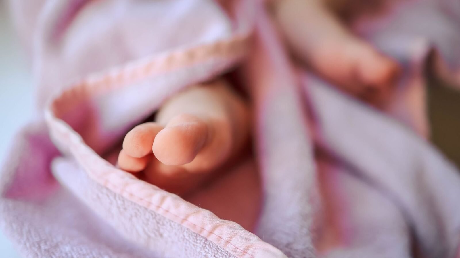 Nabelpflege beim Neugeborenen: trocken halten, richtig reagieren