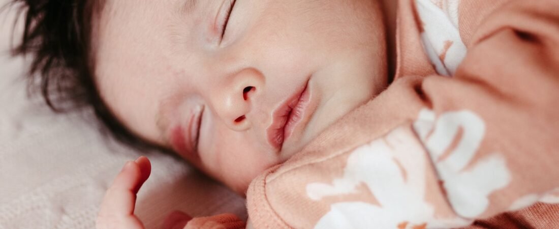 Neugeborenenakne: Pickel beim Baby richtig einordnen