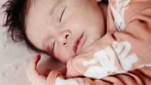 Neugeborenenakne: Pickel beim Baby richtig einordnen