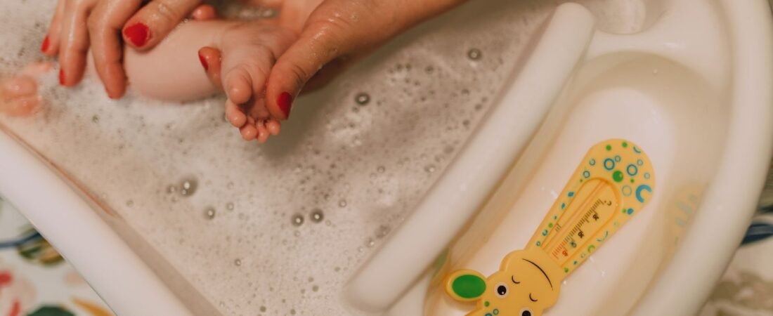 Neugeborenes waschen und baden: Anleitung für die ersten Wochen