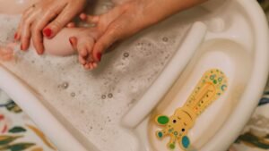 Neugeborenes waschen und baden: Anleitung für die ersten Wochen