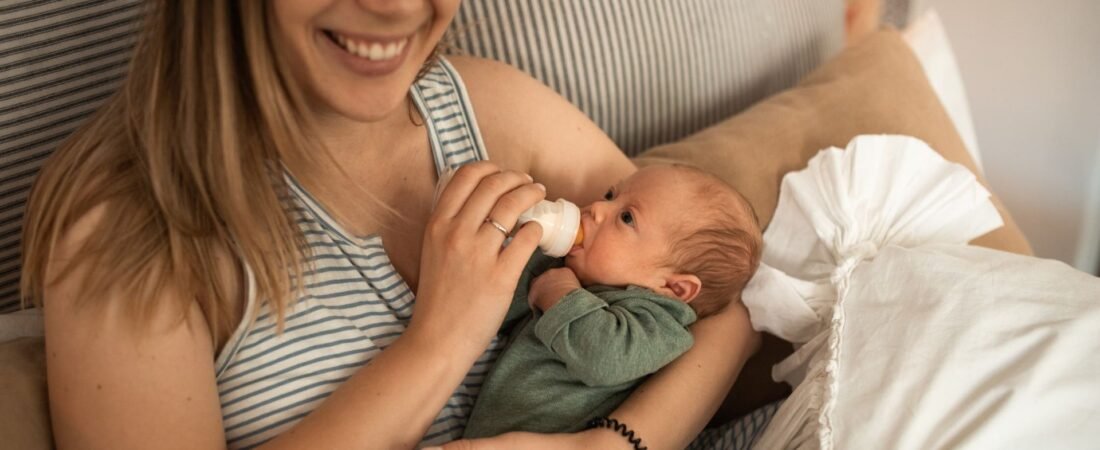 Stuhlgang beim Baby: Farben, Konsistenz und Häufigkeit