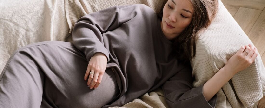 Wochenbett vorbereiten: Hebamme, Haushalt und Hilfe planen