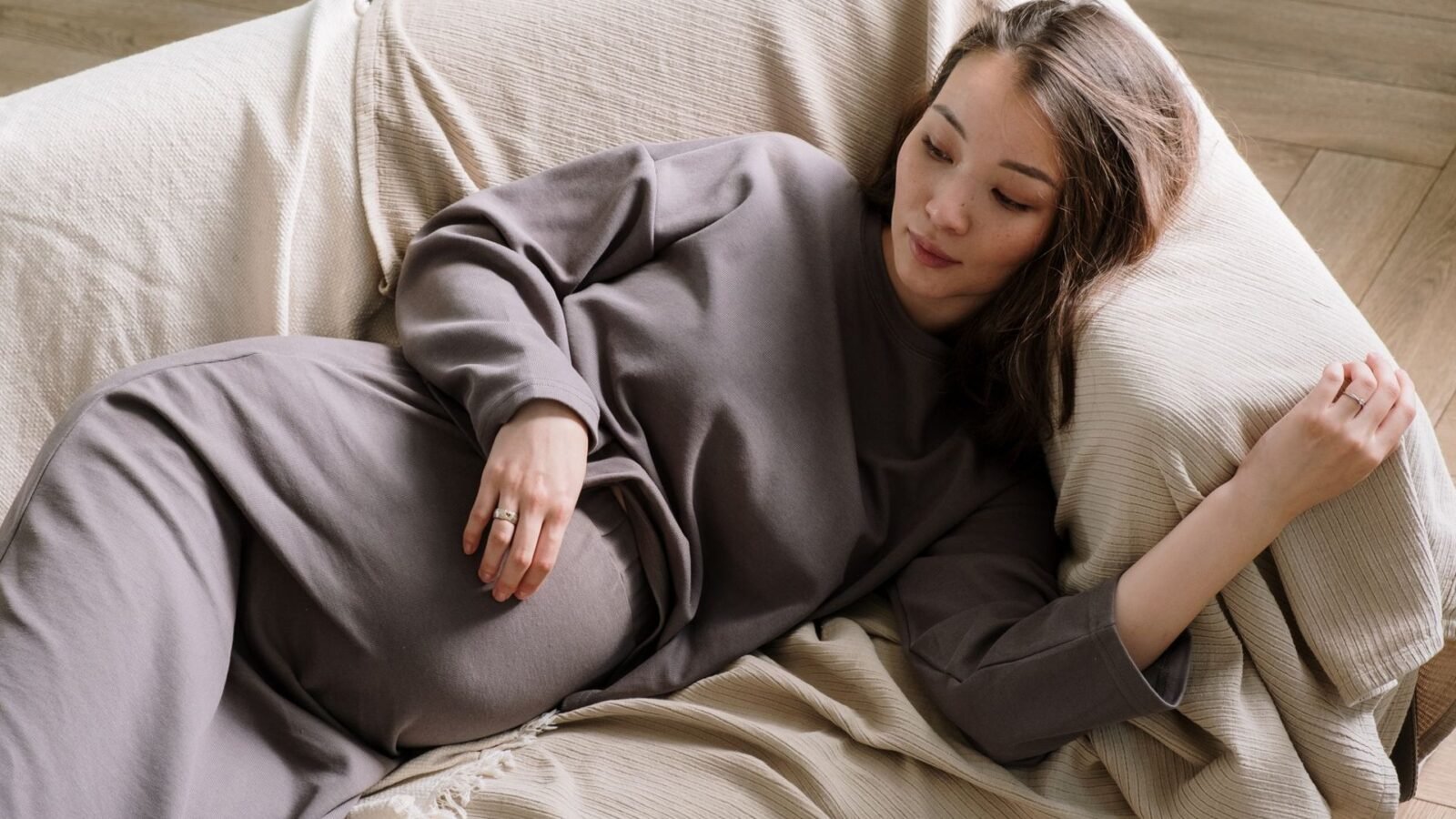 Wochenbett vorbereiten: Hebamme, Haushalt und Hilfe planen